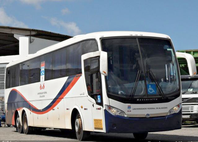 Ônibus da Ufal e da Uneal se revezam no transporte dos participantes do Caiite em Arapiraca