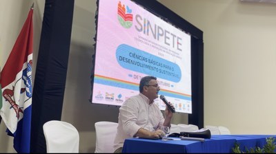 Fábio Guedes durante palestra de abertura da Sinpete 2023