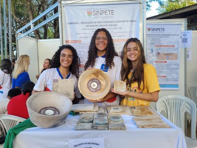 Estudantes da Escola Estadual Theotônio Vilela Brandão apresentaram o projeto Ecofloor, de produção de cerâmicas artesanais com as cascas do sururu | nothing